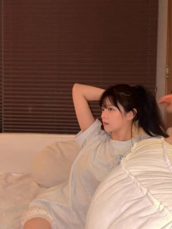 Jeongyeon (TWICE) khoe nhan sắc thanh khiết trong trang phục mặc nhà, hé lộ hướng đi mới trở thành diễn viên