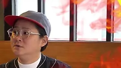 Kim Shin Young gây cười khi mắng Seolhyun vì không chào hỏi, hóa ra chỉ là tấm biển quảng…