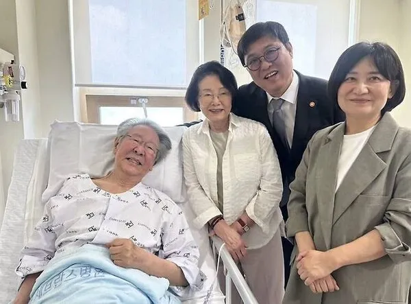 Bộ trưởng Choi Hwi-young đến thăm bệnh diễn viên Choi Bul-am: 'Hãy mau khỏe để tôi còn mời một ly Makgeolli'