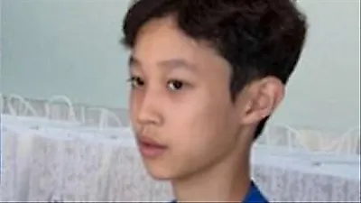 Jeong Jun-ha's son Roha shines as assistant at father's new shop