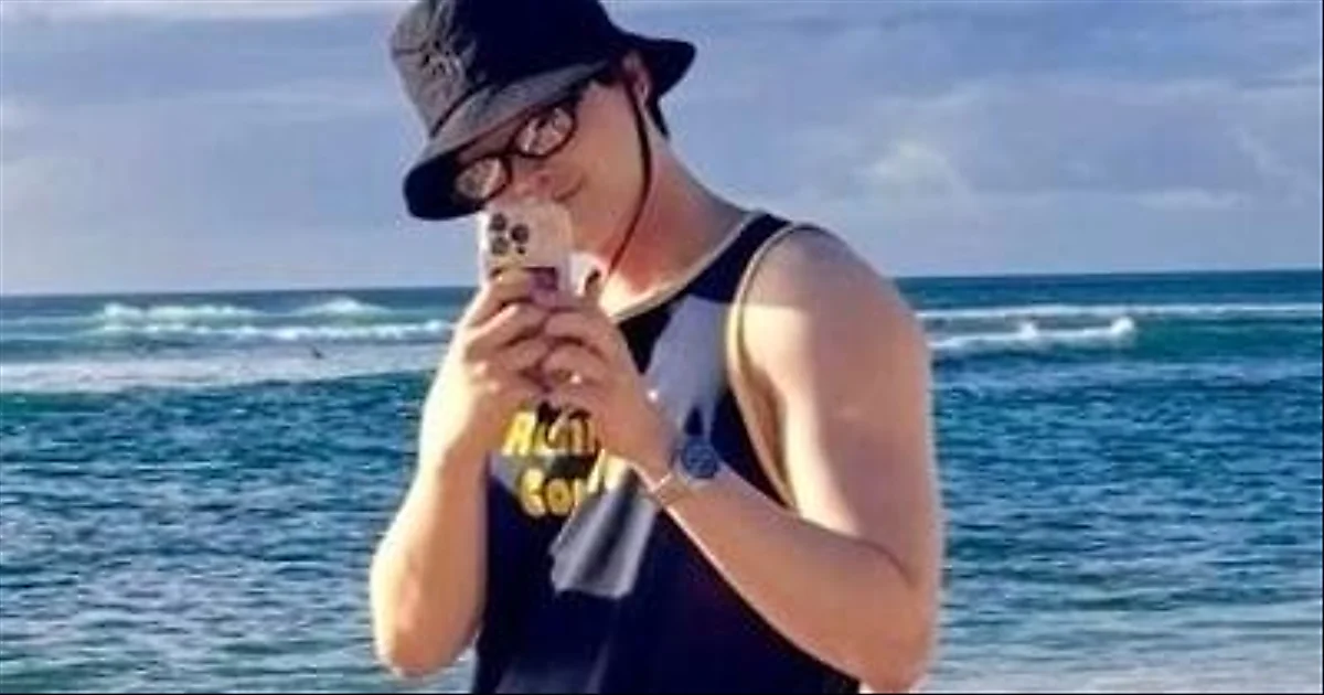 Lee Jong-suk chooses comfort over physique in Hawaii following split with IU