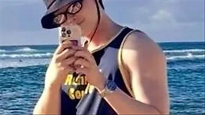 Lee Jong-suk gây chú ý với vẻ ngoài tự nhiên tại Hawaii sau khi chia tay IU