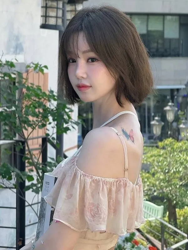 Nam Gyu-ri gây sốc với hình ảnh cánh bướm trên lưng ở tuổi 42