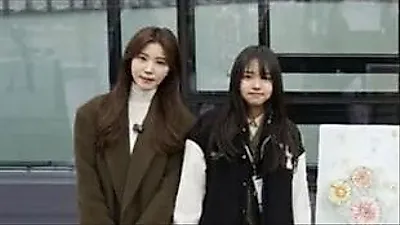 チョン・シア、娘が通う学校で試験監督官を務める！芸術教育への熱心な関わりが明らかに