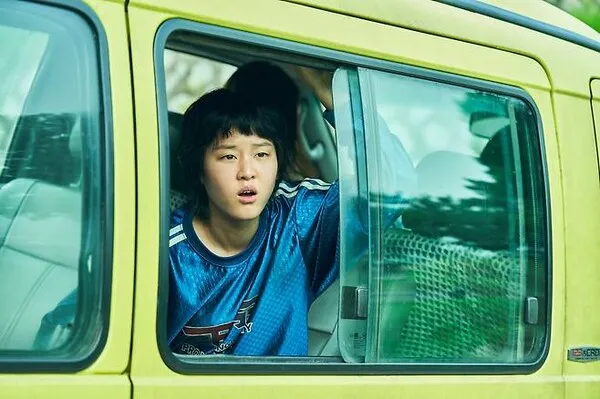 Lee Yeon, the 'IU Secretary,' brings laughter as the troublemaker third daughter in 'Gyeongju Trip'