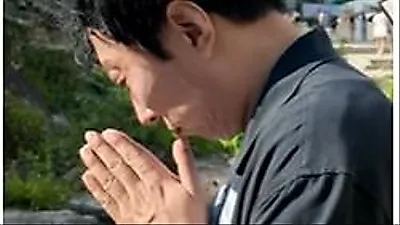Park Myeong Su visits auspicious sites to pray for daughter Min Seo's college admission