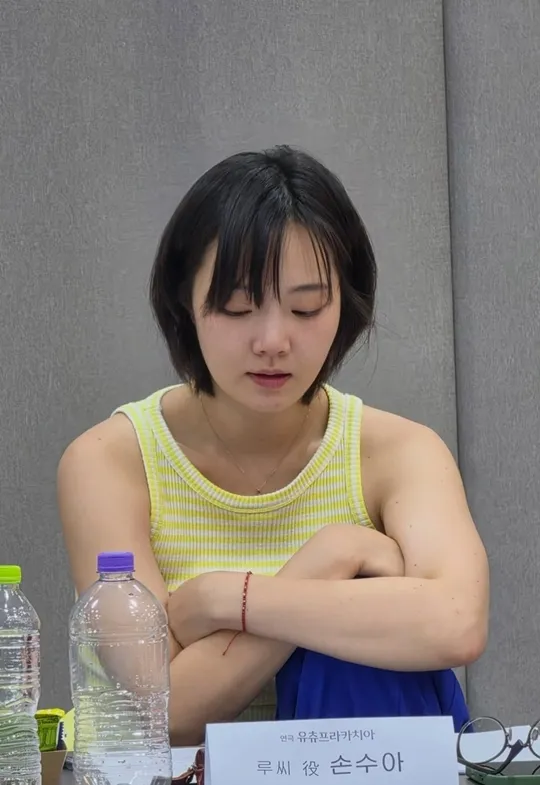 Lee Kyung-sil's daughter Son Su-ah expands her acting horizons with play 'Chuchepracacia'
