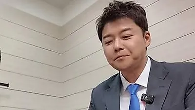 48-Year-Old Jun Hyun-moo Responds to May Wedding Rumors: "I'll Start Looking for a Bride …