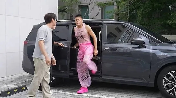 JYPパク・ジニョン、ゴミ袋姿でダンス?「愉快な生存戦略」を明かす