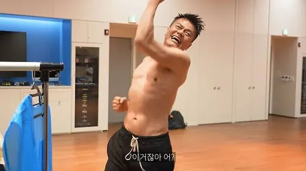 JYPパク・ジニョン、ゴミ袋姿でダンス!?ユーモア溢れる「生存戦略」を明かす