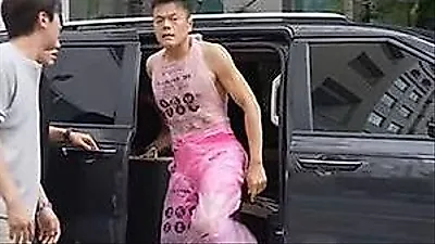 パク・ジニョン、ゴミ袋姿でダンス披露。権威を捨てた「生存戦略」が話題