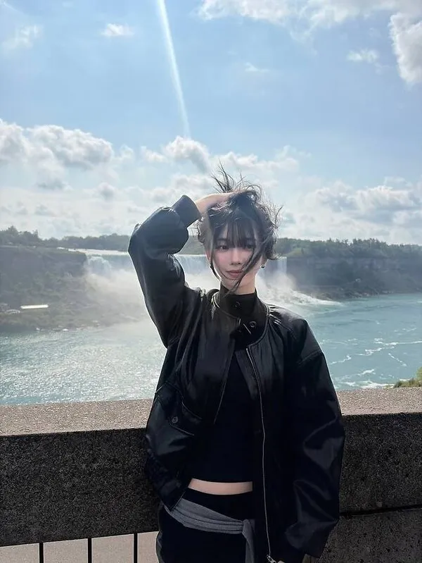 aespa（エスパ）カリナ、ビニールレインコート一つで世界のファッションを席巻
