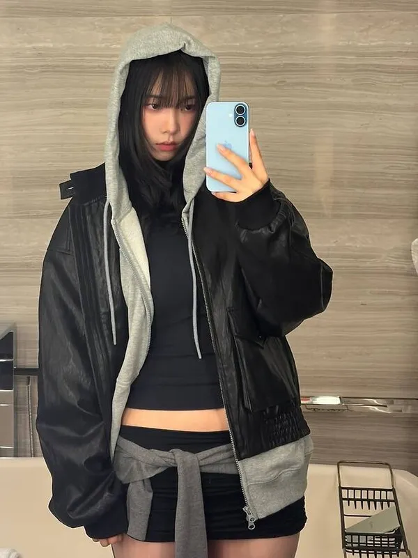 aespa（エスパ）カリナ、ビニールレインコート一つで世界のファッションを制覇