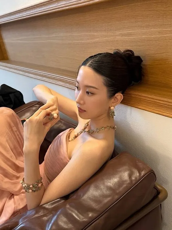 Moon Ga-young khoe sức hút kiêu kỳ, sang chảnh và cực ngầu trong những ngày cuối hè