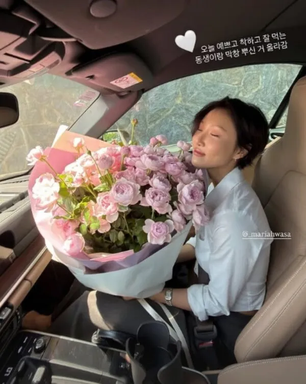Hwasa receives massive flower bouquet from Kang Min-kyung