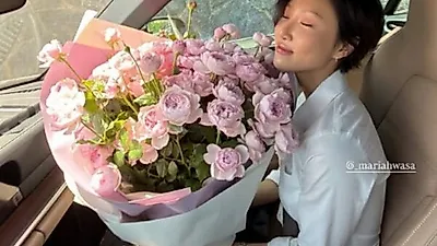 Hwasa Enjoys Happiness with Large Bouquet from Kang Min-kyung, 5 Years Her Senior