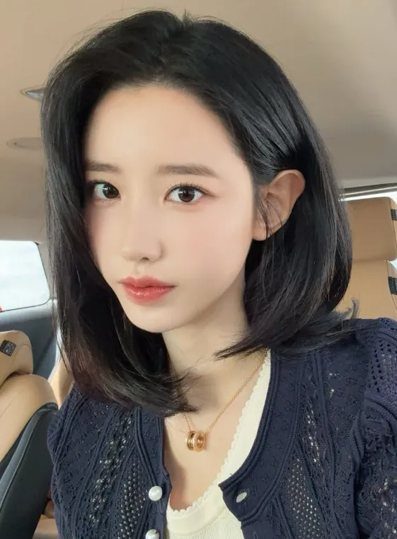 Shin Ji-won laughs off controversy over 'bulging' center, showing 'strong mental' with witty response