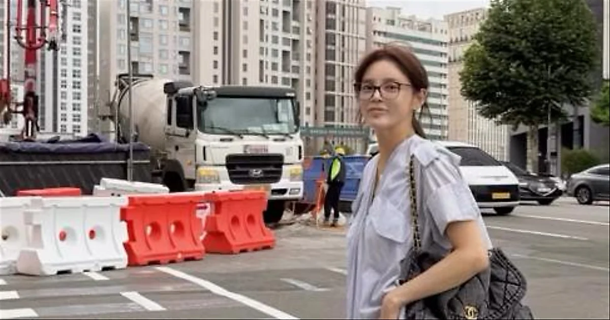 Park Si Yeon gây chú ý với phong cách skinny jeans khi tái xuất