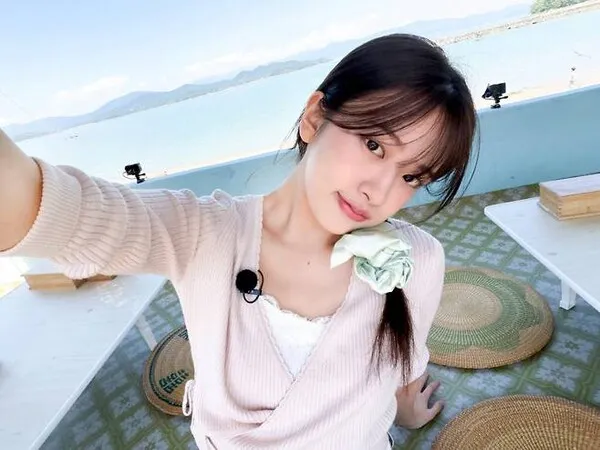 IVE's An Yu-jin demonstrates clever sales skills at 'Space Rice Cake Shop'