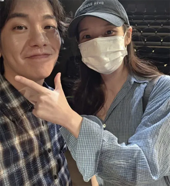 IU Shows Loyalty to 'My Mister' Co-star Ahn Seung-kyun Despite Health Issues