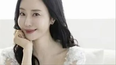 Ban Min-jung (Mặt Nạ Cô Dâu) kết hôn ở tuổi 46 sau 6 năm hẹn hò