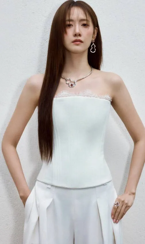 Lim Yoon-ah mê hoặc Cannes với bộ ảnh quyến rũ và thanh lịch