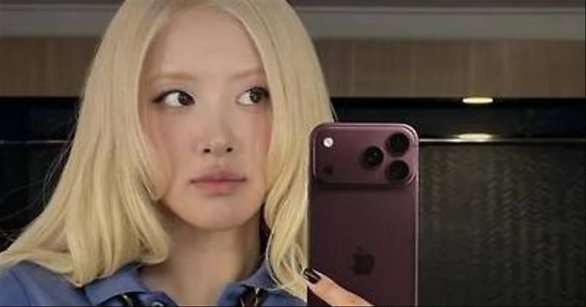 Rosé holds iPhone, Samsung responds to 7-year connection