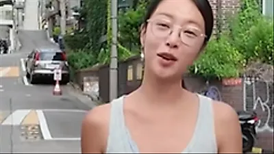 Hwang Jung Eum gây tranh cãi về trang phục 'no-bra' khi đi ăn cùng bạn bè