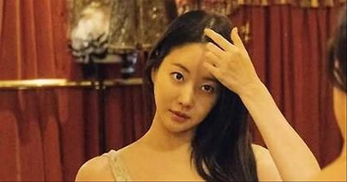 Kim Sa Rang khoe nhan sắc không tuổi trong váy cưới vintage