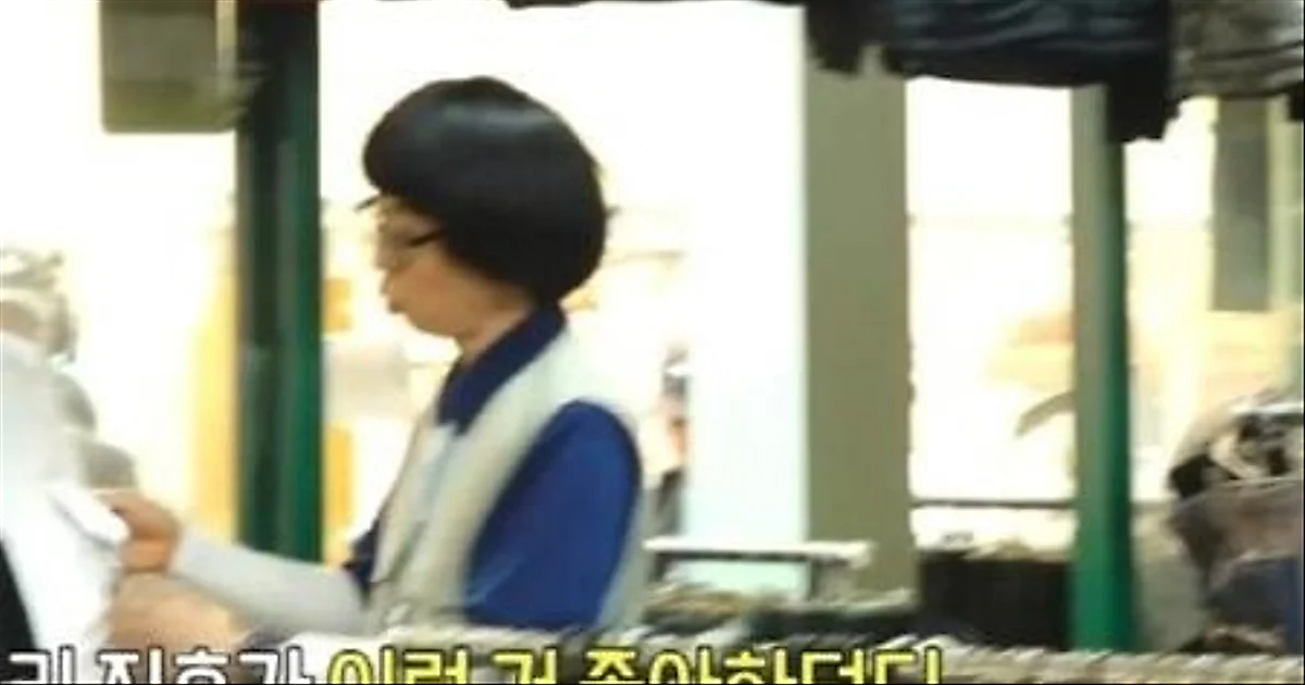 Yoo Jae Suk dừng lại trước cửa hàng quần áo vì phát hiện áo thun đúng sở thích của con tr…