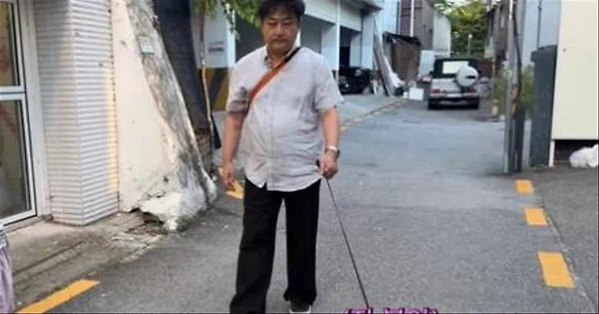 Comedian Kim Su-yong quits dog walking job after expenses exceed earnings