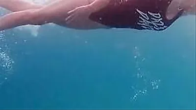 Uee proves she is the real-life Little Mermaid with swimming skills