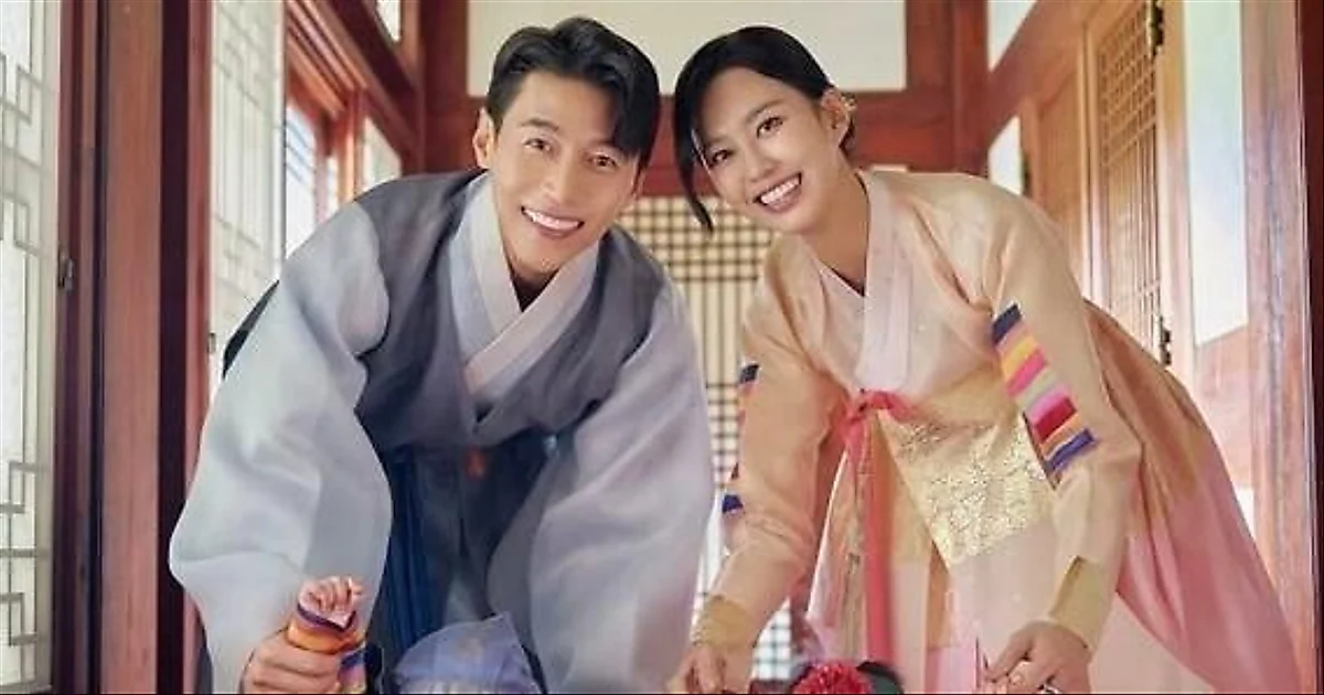 Song Jae-hee与Ji So-yeon克服不孕迎来双胞胎一周岁，五口之家温馨合影