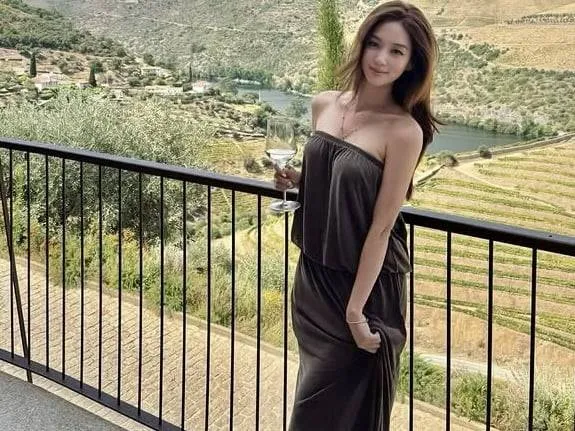 Kim Hee-jung, Won Bin's Niece? A Mature Charm That Could Pass for His Younger Sister
