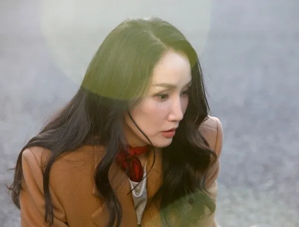 Park Bo-kyung Wins Supporting Actress Award Amid Emotional Tears; Husband Jin Sun-kyu Weeps in Audience