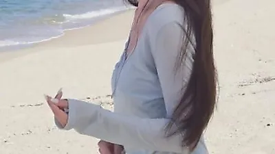 女優イ・エリヤ、青い海を背景に清純な美しさを披露。