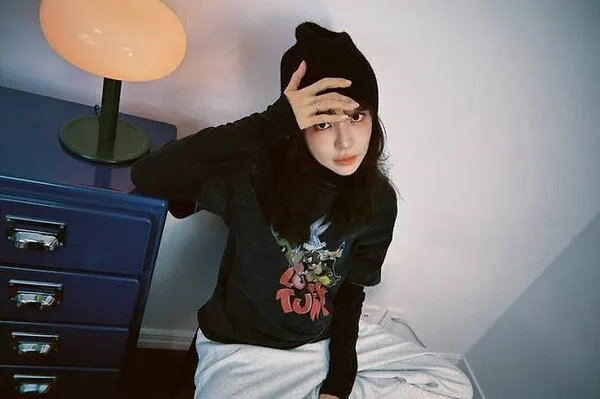 42岁的Yoon Eun-hye，大眼镜配针织帽——怀念Baby V.O.X时期