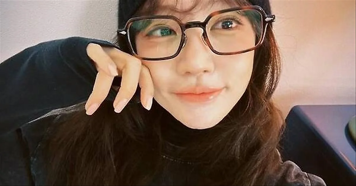 42歳のユン・ウネ、大きな眼鏡とビーニーで「あの頃」の面影―Baby V.O.X時代を彷彿とさせる童顔美貌