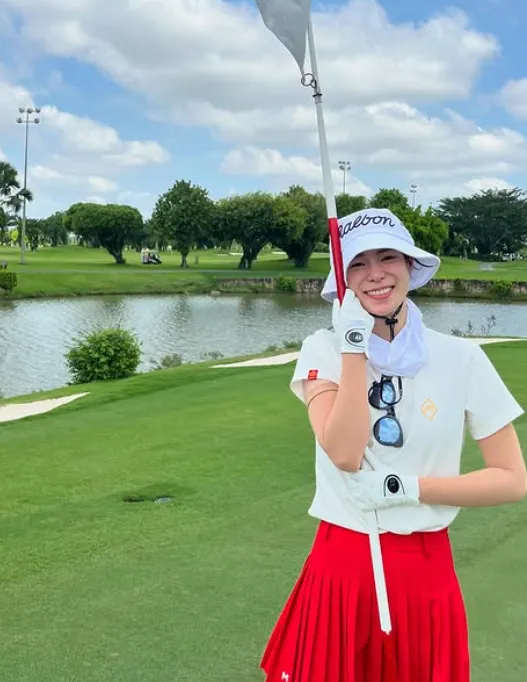 Lim Ji-yeon and Lee Do-hyun's 4-Year Romance: Golf Date Makes Them Look Like 'Pro Athletes'