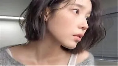 IU、イ・ジョンソクとの破局報道より楽曲が先―ボブヘアに込めた意味