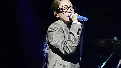 Sandara Park stuns in 'Kingsman'-inspired oversized suit