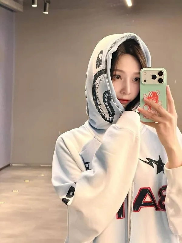 Red Velvet ジョイ、フーディーを少し下げただけで魅力爆発