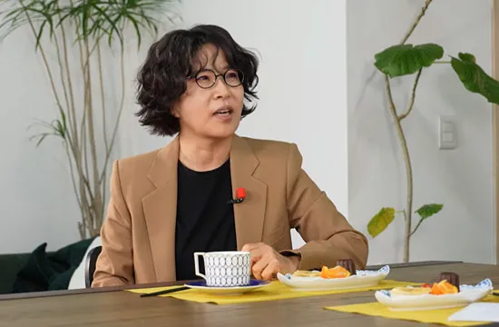 Lee Sun-hee Debuts Bold New Hairstyle After 40 Years