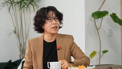 Lee Seon-hee Debuts Bold New Hairstyle After 40 Years: 'I Want to Become a Cute Grandmoth…