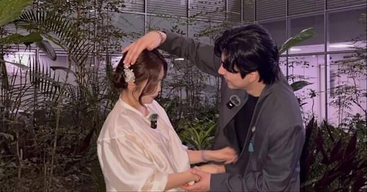《我是单身》31期Soon Ja与Kyung Soo身着韩服合影，宛如准新人