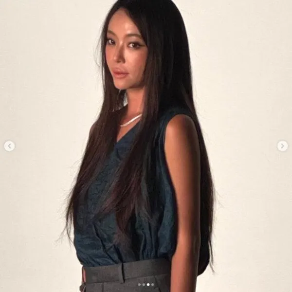 Hwang Jung-eum evokes memories of 'Giant' from 16 years ago with long straight hair transformation