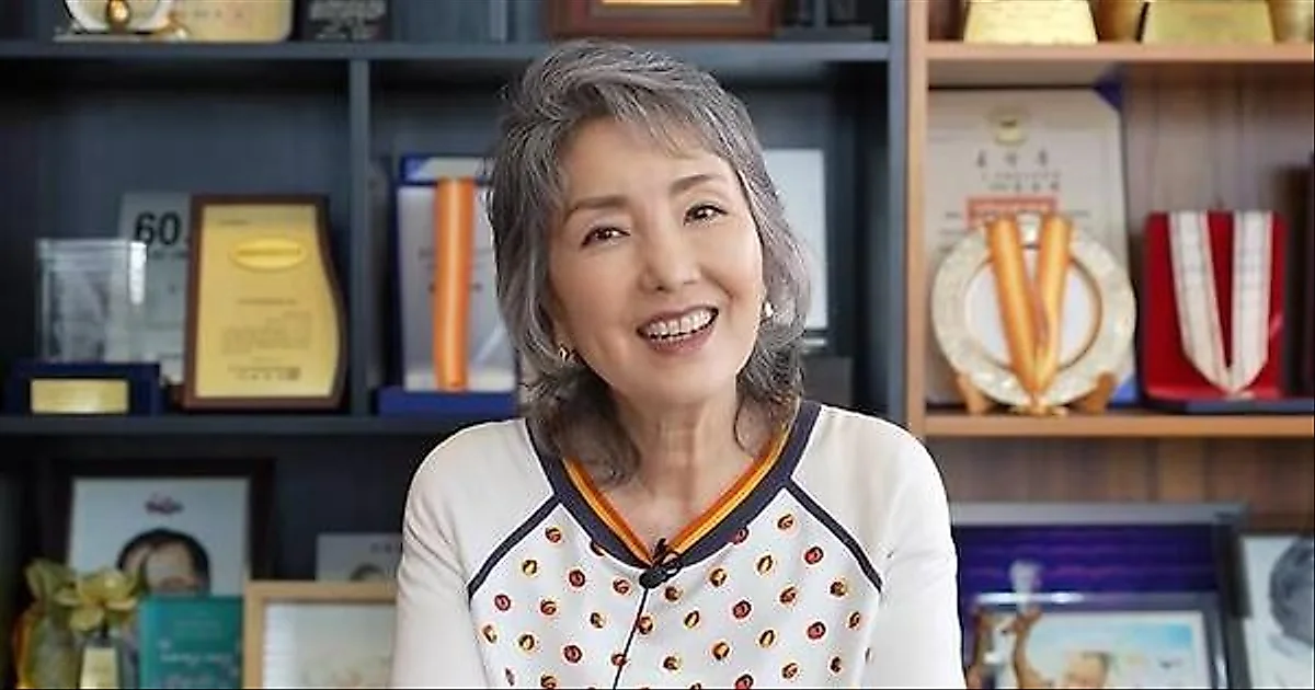 演员Lee Hwi Hyang为演好角色，65岁时入住养老院