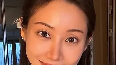 Han Groo enjoys sunbathing, unbothered by twins' bickering