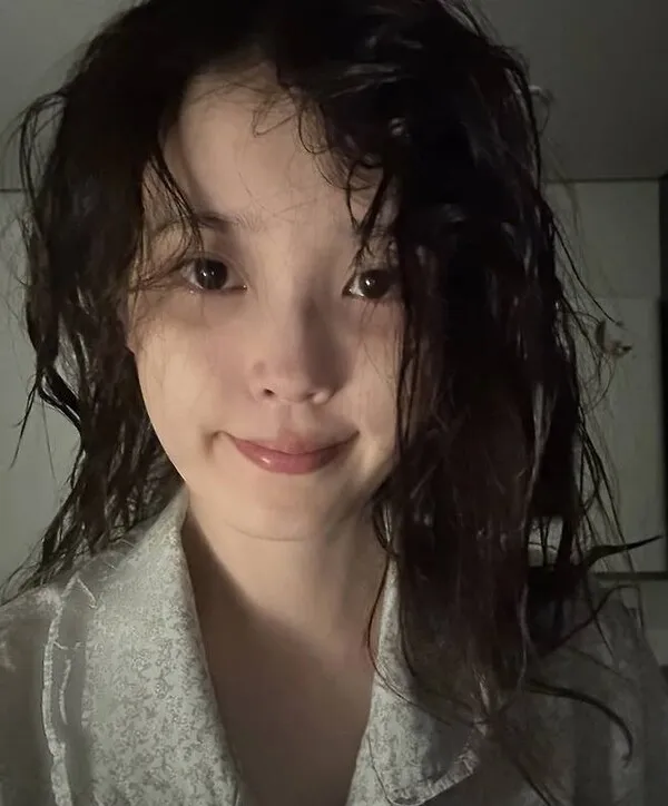 IU（アイユー）、すっぴんで森の妖精のようなビジュアルを披露－遅れてきた誕生日パーティー