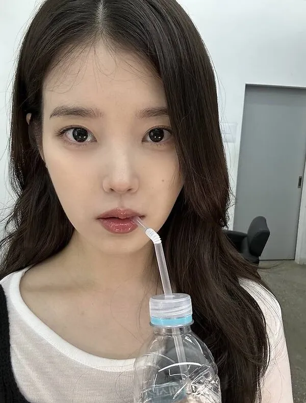 IU（アイユー）、すっぴんで森の妖精のようなビジュアルを披露－遅れてきた誕生日パーティー